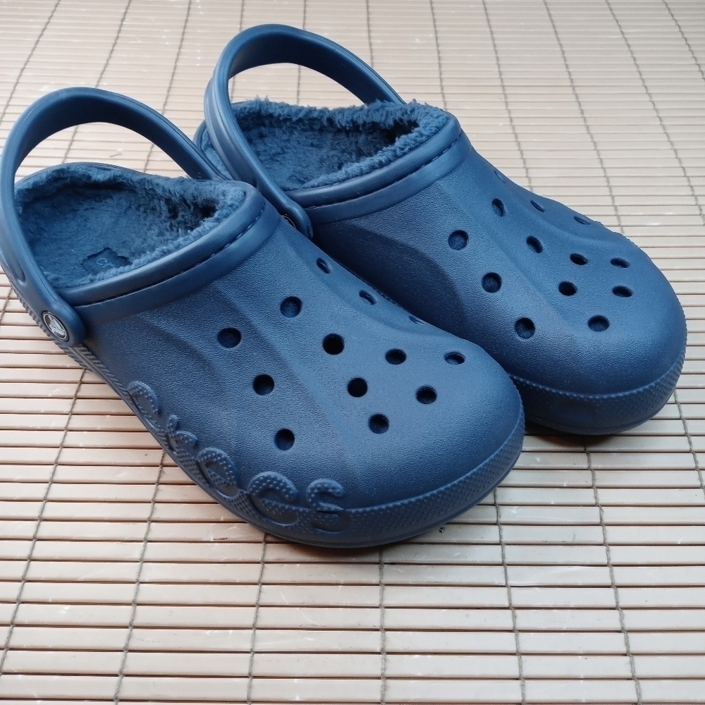 CROCS winter faux fur lined with strap. Blue. Men's 9. Women's 11. New without b